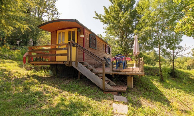 Villeneuve d'Aveyron Ski Chalet | LES ROULOTTES DE RITA, in the countryside, swimming pool, pets welcome!