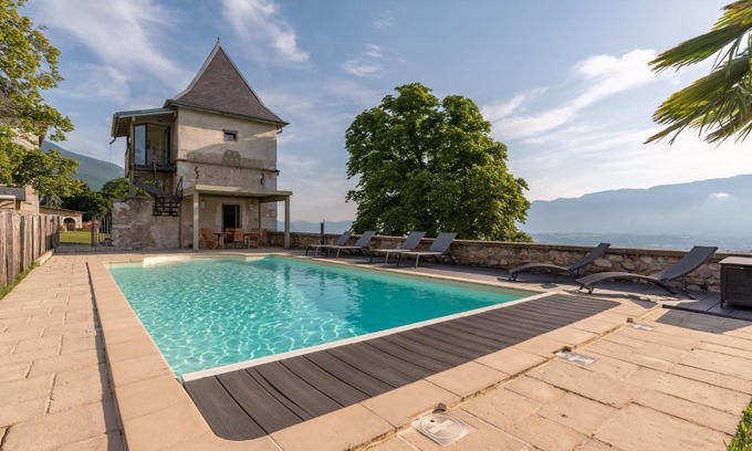 La Motte-Servolex Bed & Breakfast | Les Tours Carrées