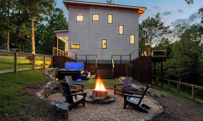 Young Harris Cabin | Level Up is a 3BR/2.5BA dog-friendly retreat for 6 in the North Georgia mountains. Enjoy fall views, vaulted ceilings, a gas fireplace, hot tub, firepit, fenced yard, and expansive deck perfect for crisp nights and colorful autumn escapes.