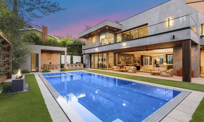 Sherman Oaks Villa | Levitt Lane - Contemporary Modern Two-Level Sherman Oaks Home
