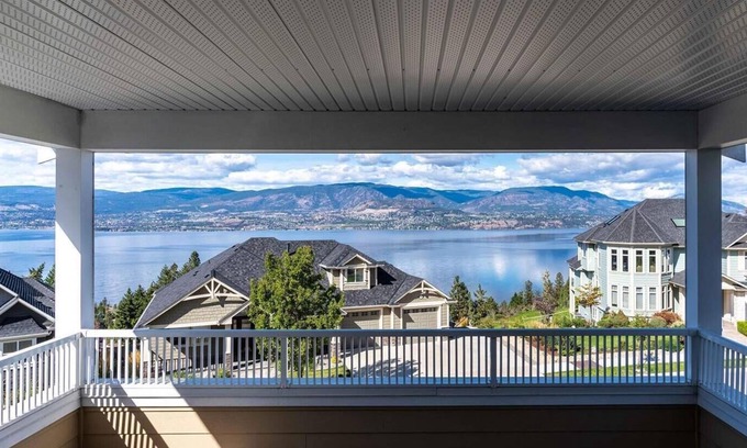 Southwest Mission House | Licensed Lakeview 2 bedroom relaxing in Beautiful Kelowna