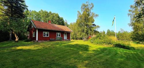 Kristinehamn House | Lidsbergs torp i Ölme från år 1910 Ett eget mysigt torp med kakelugn, lågt i tak, sovrum med dubbelsäng och 2 enkelsängar på loft med snedtak bäddsoffa i v-rum trädgård med gasgrill
