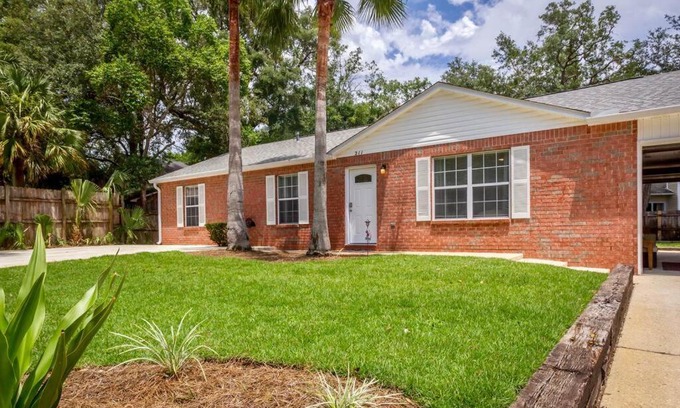 Pensacola House | Life's a Breeze - Updated 3BR 5min to Pcola Beach