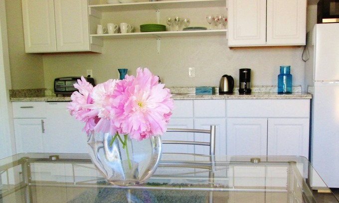 Skidmore Academy Historic District House | Light-Bright-Stylish! Sparkling Clean! 15-min level walk to town. Private deck.