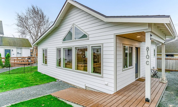 Anacortes House | Light-filled home with fenced yard - two dogs welcome - walk everywhere