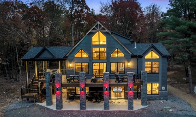 Lake Harmony Estates Ski Chalet | "Light My Fire" 8 Bedroom, Hot Tub, Firepit, Outdoor Bar, Sauna, Elevator