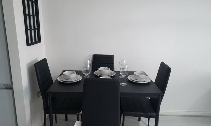 Hounslow Heath Apartment | Light, spacious 2 bed apartment nr Heathrow airport