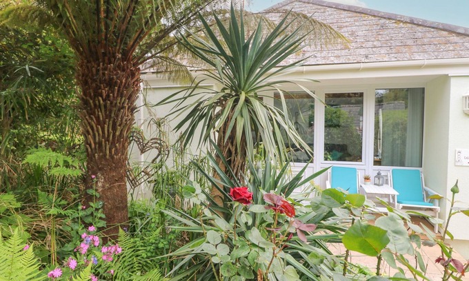 Praa Sands Cottage | LIGHTHOUSE, romantic, country holiday cottage in Praa Sands