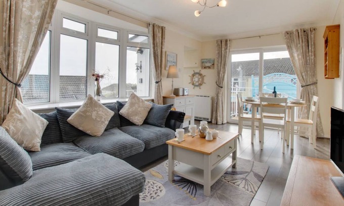 Mumbles Ski Chalet | Lighthouse View in the beautiful Swansea
