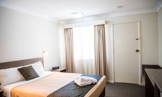 Goulburn Bed & Breakfast | Lilac City Motor Inn Standard Queen Room 10
