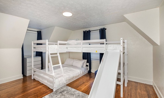 Williamstown Cottage | Lilly's Cottage-Minutes to the Ark! Newly Updated! Sleeps 7!