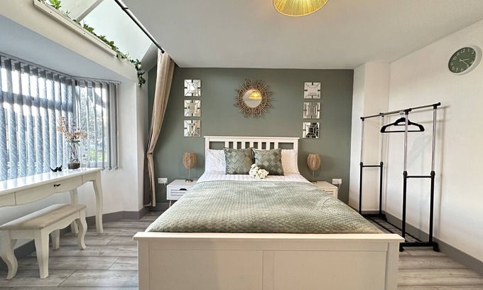 Marston Green Apartment | Lilypad Suite: Near Bham Airport | NEC | HS2 | Res