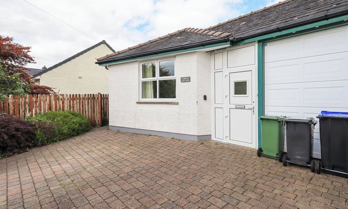 Keswick House | LIMHUS COTTAGE, pet friendly, with a garden in Keswick