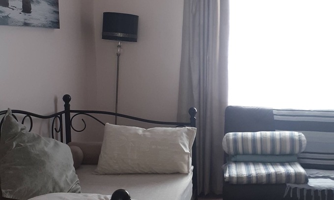 Port Elizabeth Apartment | Lin's Guest Flat, Framesby, Port Elizabeth.