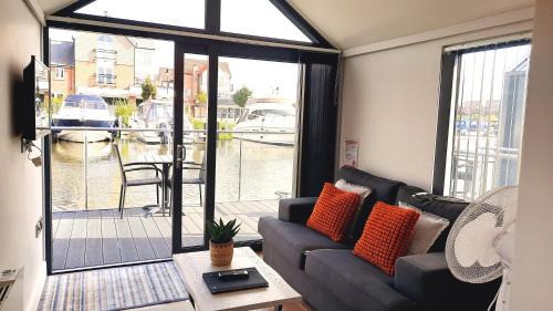Lincoln Apartment | Lincoln Floating Holidays