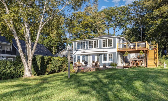 Gowen House | Lincoln Lake Getaway – Perfect Lakeside Stay