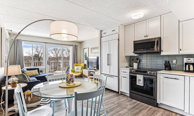 The Pines Condo | LINENS INCLUDED! UPDATED! DOWNTOWN!