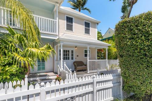 Bahama Village House | Linger Longer by AvantStay Key West Walkable Gated Community Shared Pool Week Long Stays Only