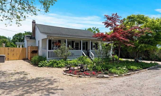 Patchogue Cottage | Linnie's Cottage- Newly Renovated 2 bedroom retreat in Patchogue. Walk to Ferry.