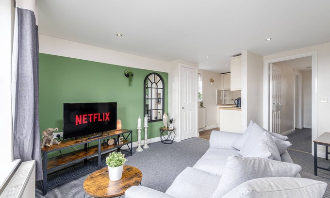 Lincoln Apartment | Liquorice Lodging - 1 DBL Bed Apartment - Parking