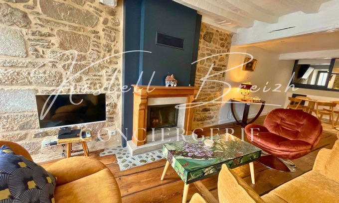 Guingamp House | Listed 17th century town house in the heart of the historic center