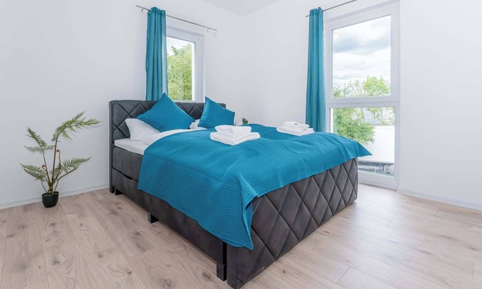 Rommelhausen Apartment | LiT LiVING: Luxus | Box SprIng | Kitchen | Parking