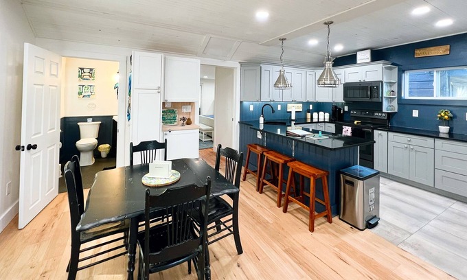 Hudson House | Little Atlantic welcomes your cheerful stay! 5 minutes to Warren St