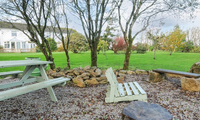 Penryn Cottage | LITTLE AVALON, character holiday cottage, with open fire in Penryn
