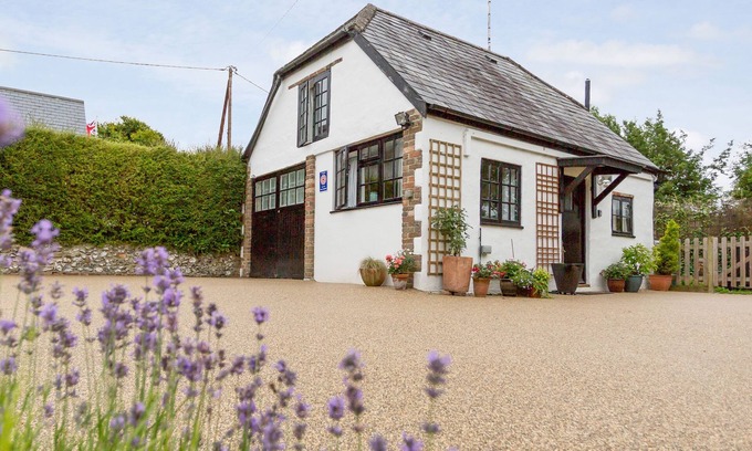 Milborne Saint Andrew Cottage | LITTLE ENGLAND COTTAGE, pet friendly in Milborne St Andrew