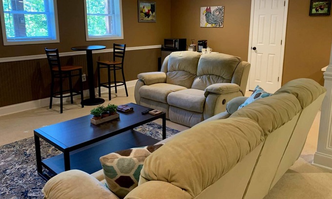 Canton House | Little Farm π Cozy King Bed private driveway/entry