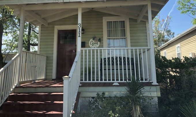 Old East Hill House | Little Green House- Downtown Cozy-Cottage Snowbirds Welcome!