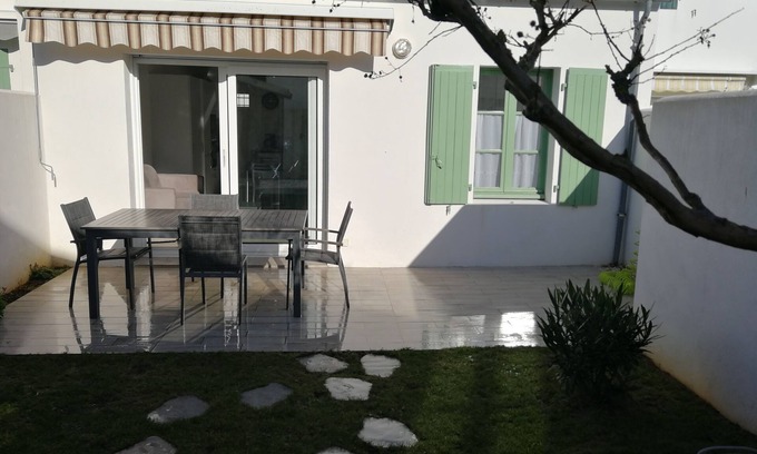 La Flotte House | Little Hollyhock