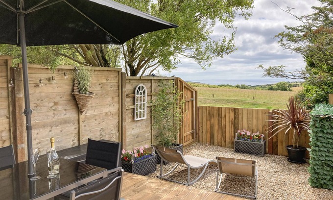 Saint Anns Chapel Cottage | LITTLE HONEYNOOK, pet friendly, with hot tub in Bigbury