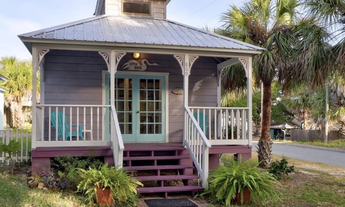 Cedar Key Cottage | Little House, Cute, Cozy Artist Cottage