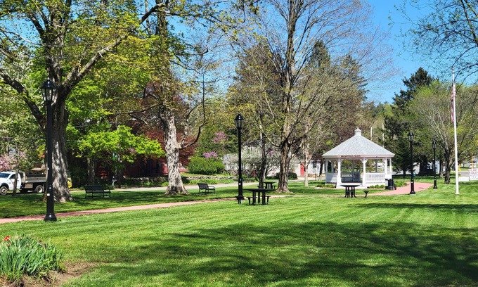 Brimfield House | Little House Inn-Family/Pet friendly Private Home-Brimfield-2 bedroom, sleeps 8