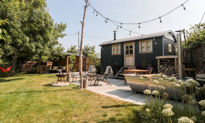 Lympsham Cottage | LITTLE HUT, romantic, character holiday cottage in Lympsham