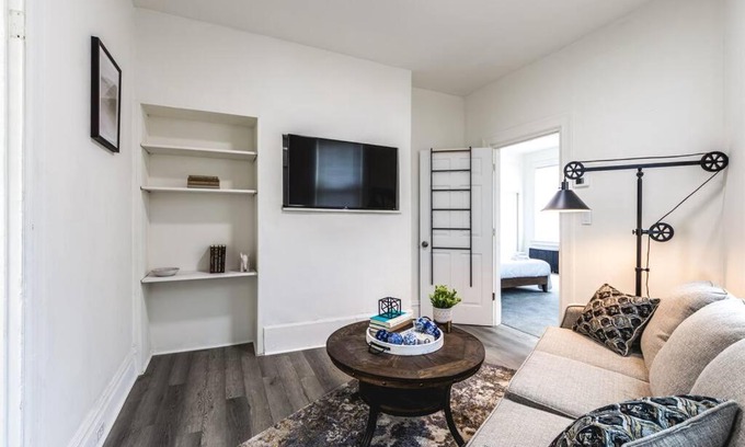Bloomfield Apartment | Little Italy Lodge-2 Bedroom Stay in Bloomfield
