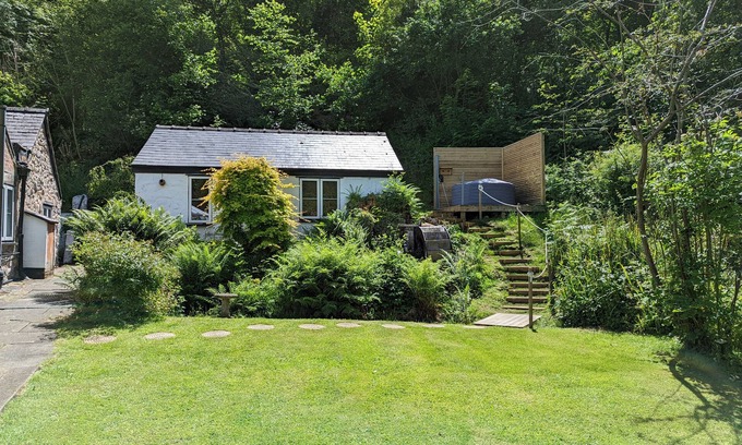 Hendrerwydd Cottage | LITTLE PANDY COTTAGE, romantic, character holiday cottage in Caerwys
