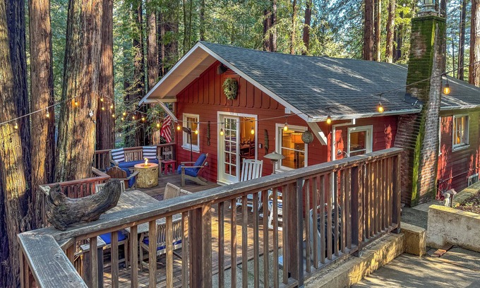 Northwood House | Little Red House~ Charming Redwood Treehouse! HotTub/Near Golf/Dog/WiFi