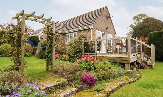 Upwey Cottage | LITTLE RETREAT, romantic, with a garden in Upwey