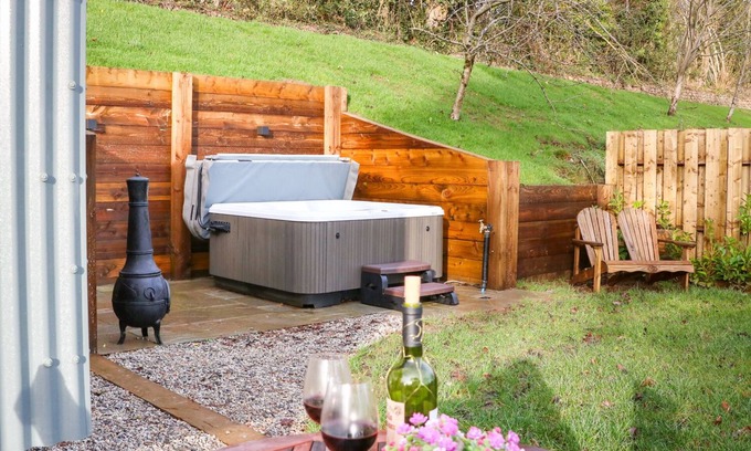 Umberleigh Cottage | LITTLE SILVER FOX, romantic, with hot tub in High Bickington