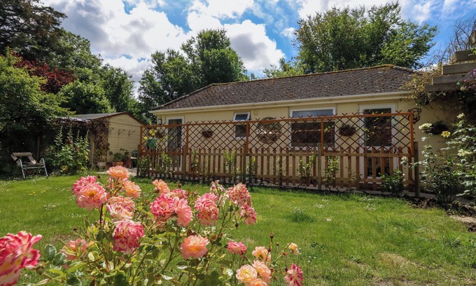 New Forest District Cottage | LITTLE TIMBERS, pet friendly, with a garden in Ringwood