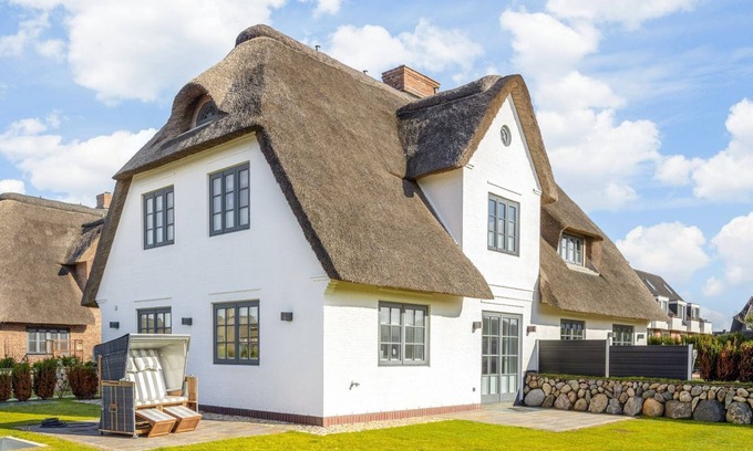 Wenningstedt-Braderup House | Liv Hûs - Dieses, Unter Reet Gebaute, Neue Hausteil in Strandnähe Bietet Platz auf 200 qm