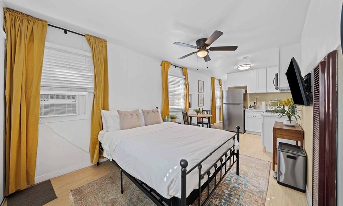 Pacific Beach Apartment | Live like a local - Studio with huge backyard