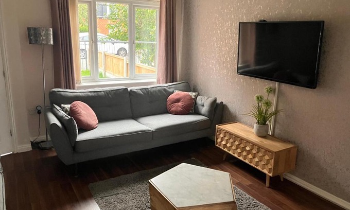 Hunts Cross House | Liverpool airport stay over 3 bedroom house short & long term rent