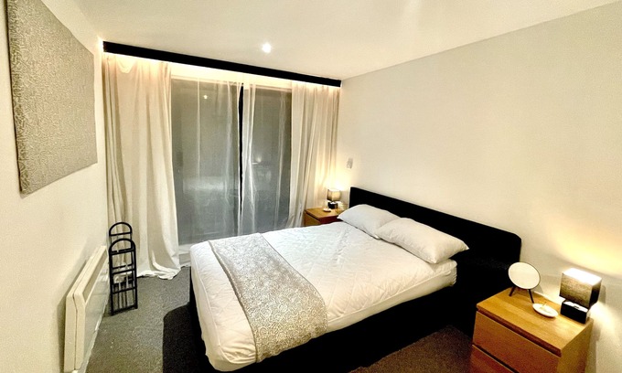 St George's Quarter Apartment | LIVERPOOL CITY CENTRE APARTMENT WITH BALCONY