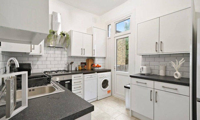 Harlesden House | Livestay Stylish Two Bed House with Private Garden