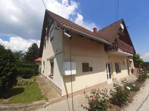 Fonyod Apartment | Livi Apartman merevfalú kerti medencével