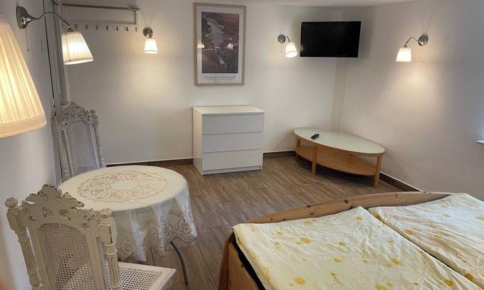 Glienicke/Nordbahn Apartment | Living in a green basement