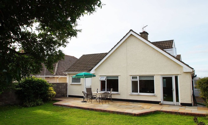 Porthcawl House | Llonyddwch - Two Bedroom House, Sleeps 5